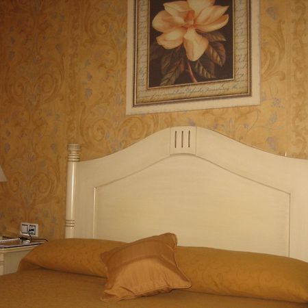 Hotel Santiago Benavente Esterno foto