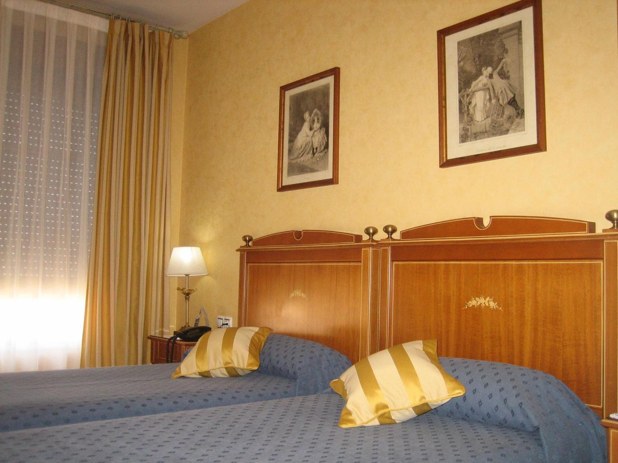 Hotel Santiago Benavente Esterno foto